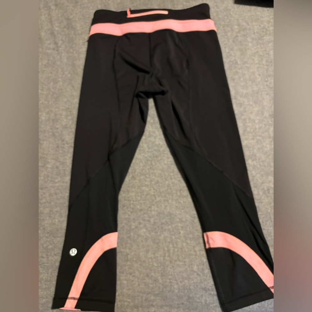 Lululemon Run: Inspire Crop II, Size 6 black and‎ peach - Picture 4 of 8